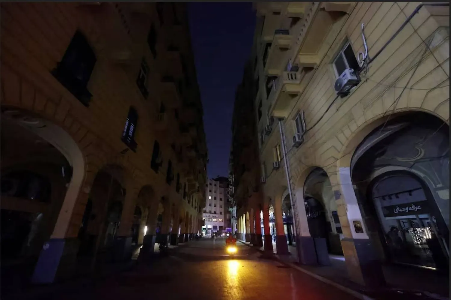 محلات تجارية مغلقة بعد الساعة 9 مساءً وفقاً لتعليمات الحكومة المصرية للحفاظ على الكهرباء بتاريخ 28 مارس 2026 (رويترز)