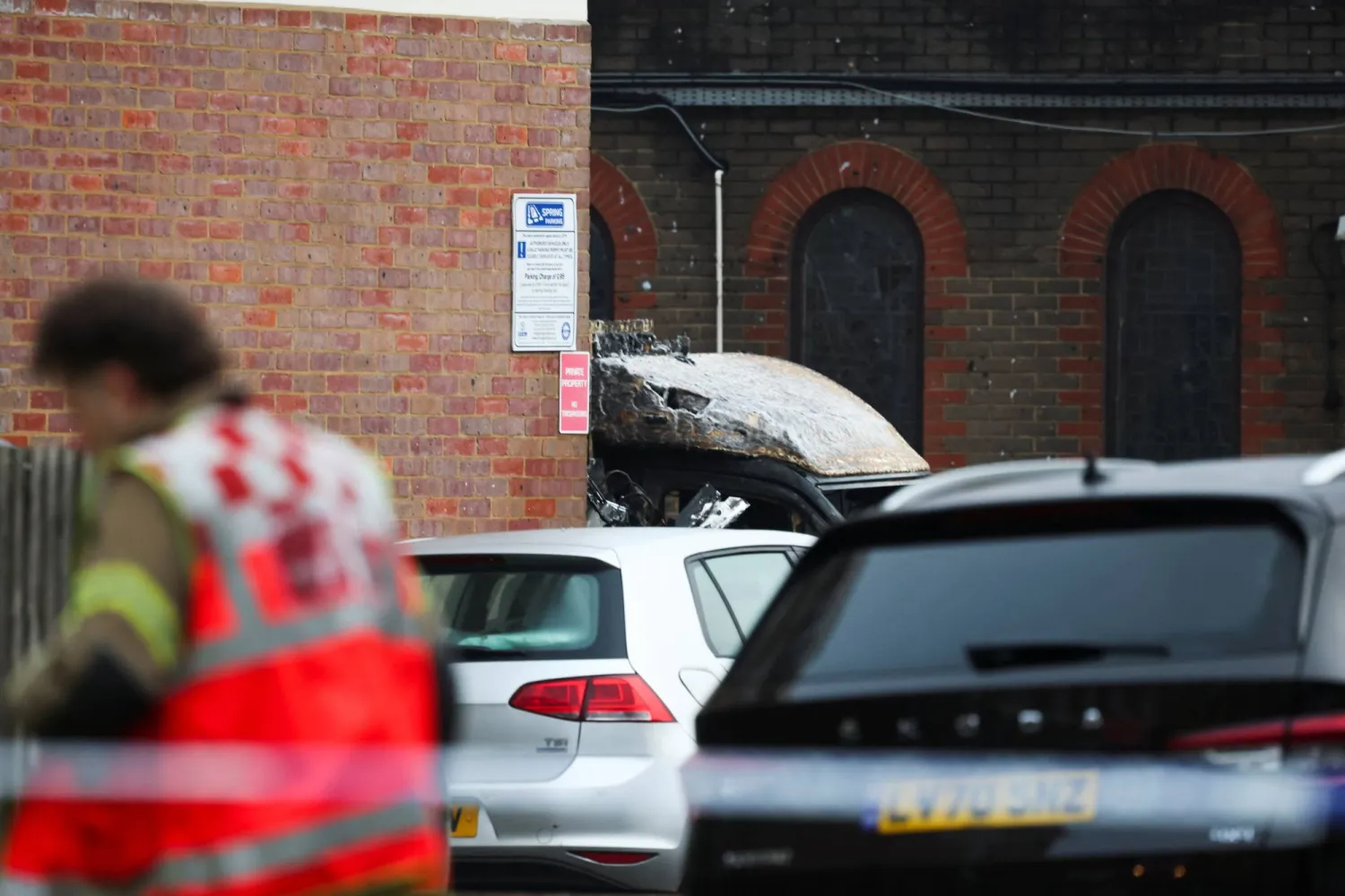 بقايا متفحمة لإحدى سيارات الإسعاف الأربع التابعة لمنظمة «هاتزولا» اليهودية والتي أُضرمت فيها النيران في حادثة تقول الشرطة إنها تُعامَل كجريمة كراهية معادية للسامية في شمال غربي العاصمة البريطانية لندن (رويترز)