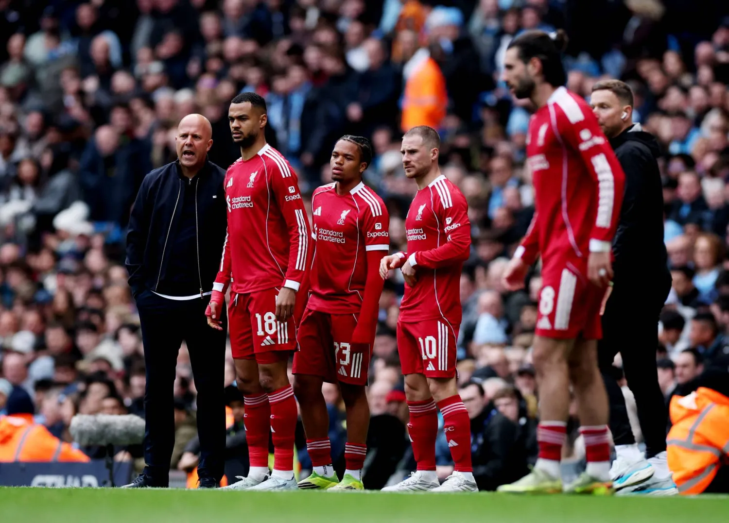  Soccer Football - FA Cup - Quarter Final - Manchester City v Liverpool - Etihad Stadium, Manchester, Britain - April 4, 2026 Liverpool manager Arne Slot speaks to Liverpool's Cody Gakpo, Rio Ngumoha and Alexis Mac Allister as they come on as substitutes. (Reuters)