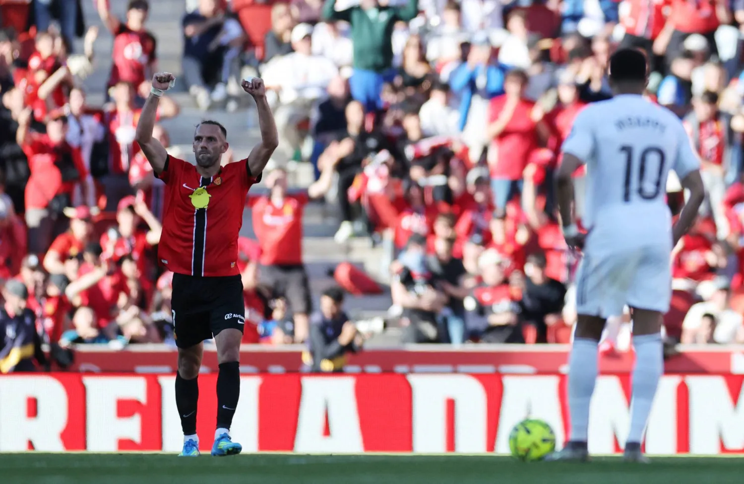 فيدات موريكي هداف مايوركا يحتفل بالفوز على ريال مدريد تحت أنظار مبابي (رويترز)