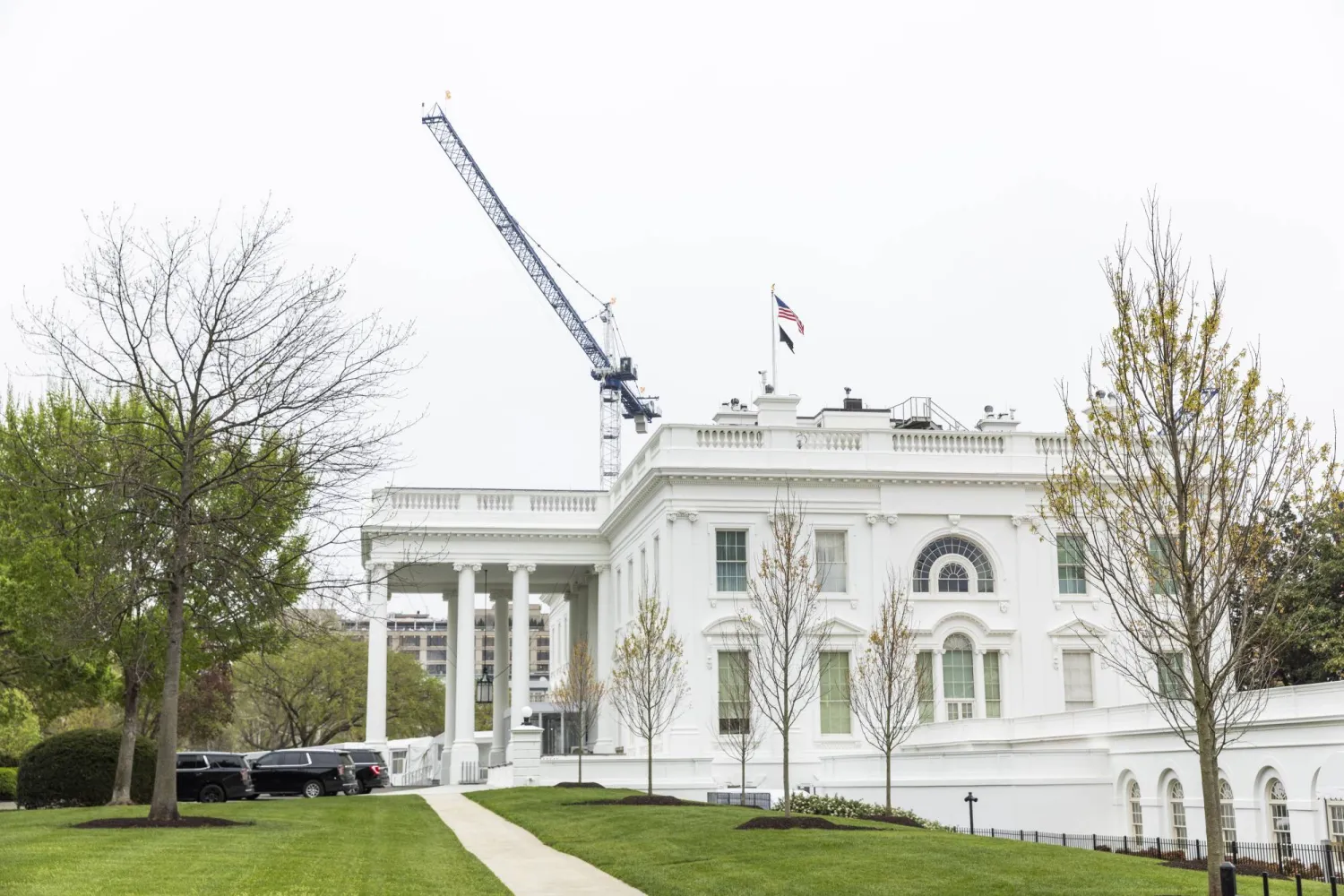 رافعة في موقع أعمال البناء الخاصة بقاعة الاحتفالات في البيت الأبيض (إ.ب.أ)