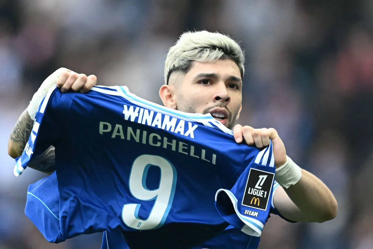 الباراغواياني خوليو أنسيسو يحتفل بثاني أهداف ستراسبورغ ملوِّحاً بقميص بانيتشيلي (أ.ف.ب)