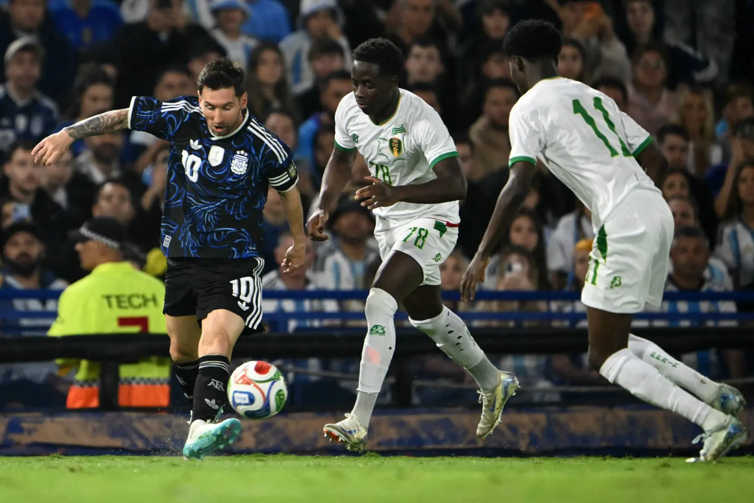 ميسي شارك في الشوط الثاني أمام موريتانيا ولم يقدم الأداء المأمول منه (أ.ف.ب)