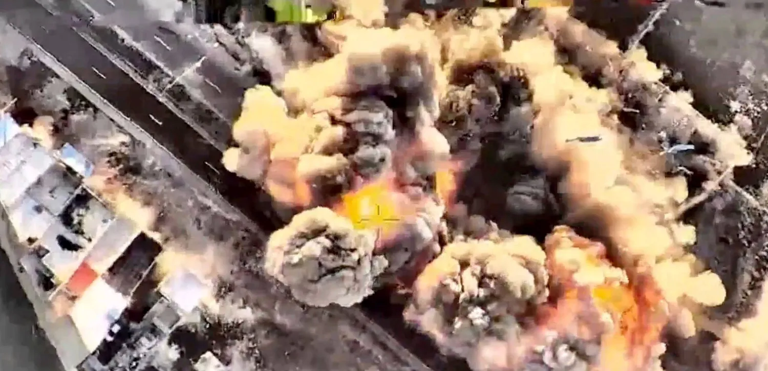 صورة نشرها الجيش الإسرائيلي أمس لقصف موقع صواريخ بالستية في مدينة تبريز عاصمة محافظة أذربيجان الشرقية