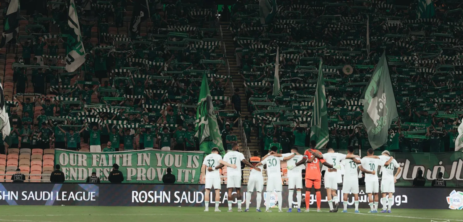 لاعبو الأهلي يؤدون نشيد النادي قبل انطلاق المباراة (موقع النادي الأهلي)