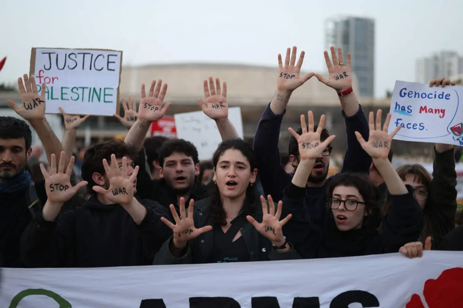 Tel Aviv'de İsrailliler savaşa karşı protesto gösterisi düzenledi (AFP)