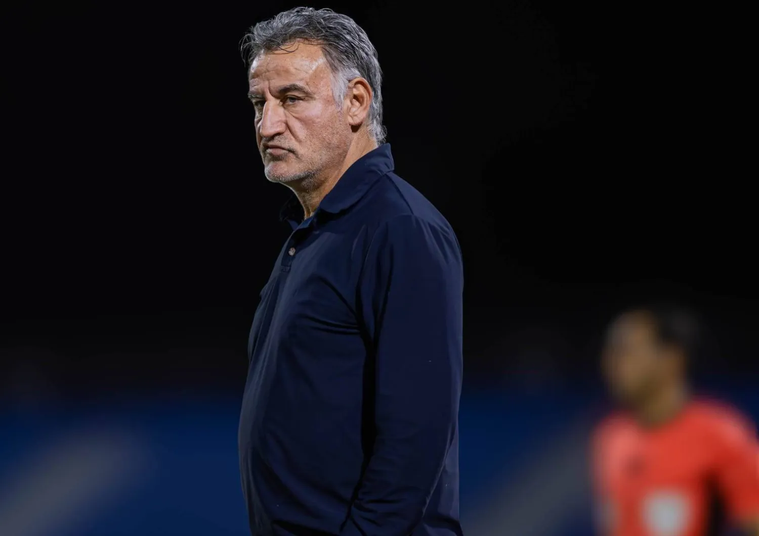 غالتييه يراقب أداء لاعبيه خلال المواجهة (نادي نيوم)