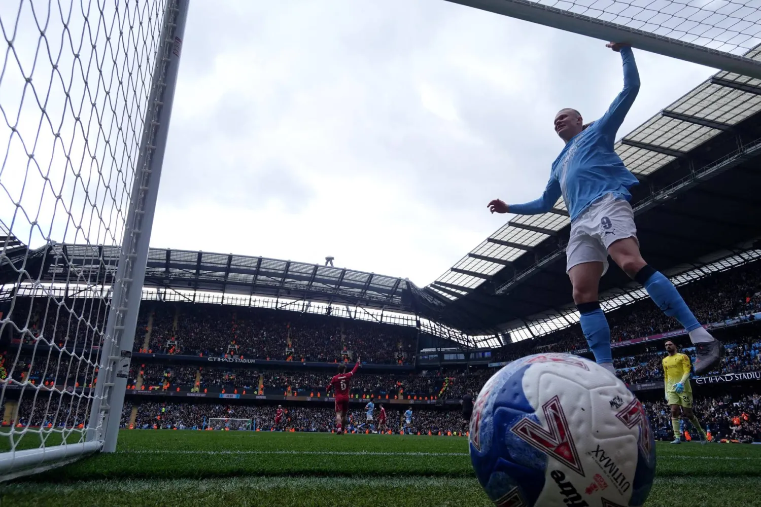 هالاند سجل «هاتريك» في شباك ليفربول (رويترز)