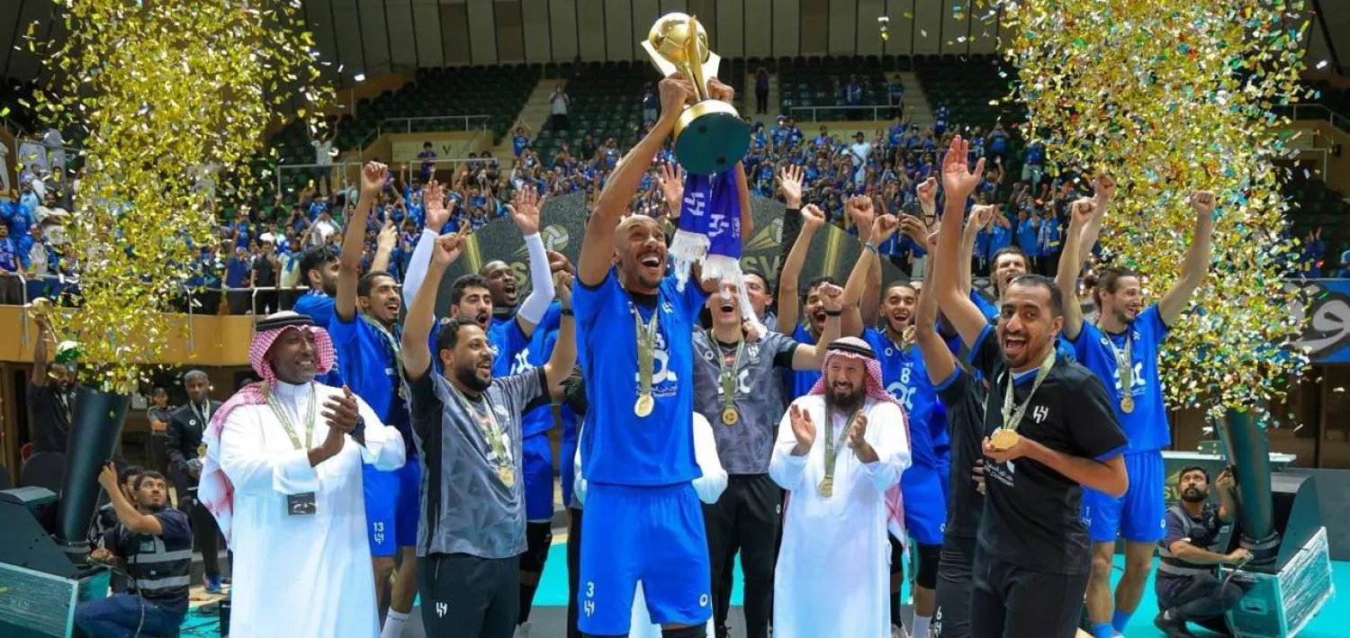لحظة تتويج الهلال باللقب (الاتحاد السعودي للكرة الطائرة)