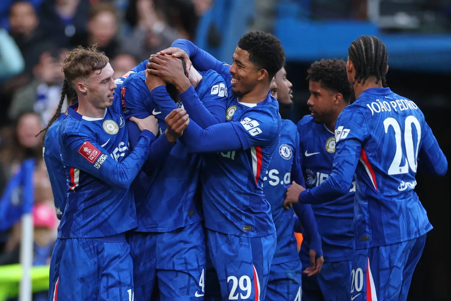 لاعبو تشيلسي يحتفلون بأحد أهدافهم في المباراة (أ.ب)