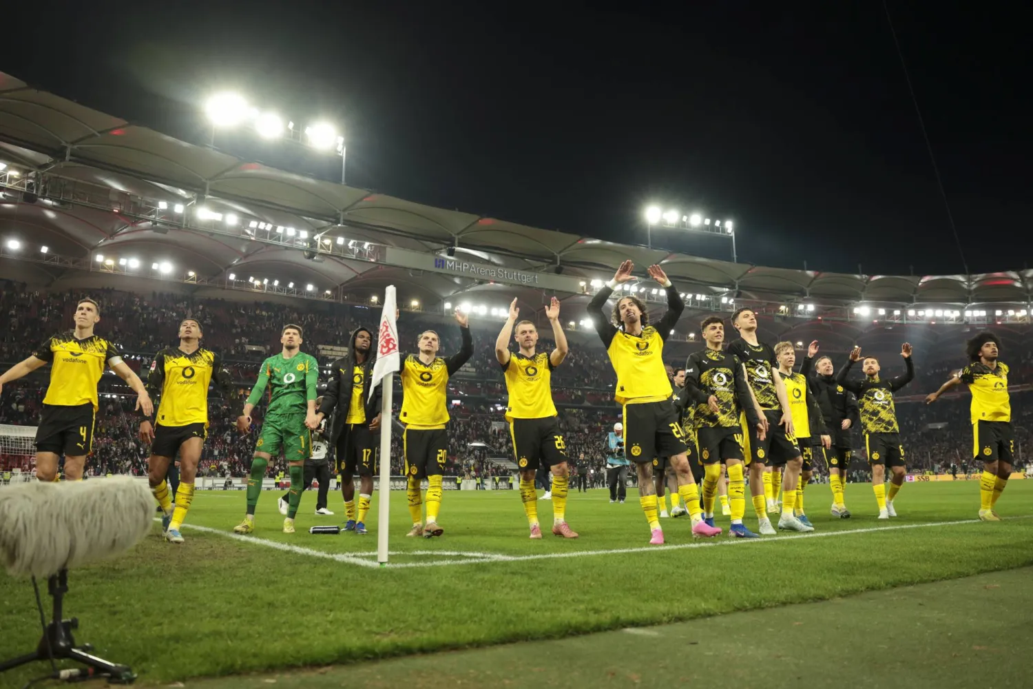 لاعبو دورتموند يحتفلون مع جماهيرهم بعد نهاية المباراة (إ.ب.أ)