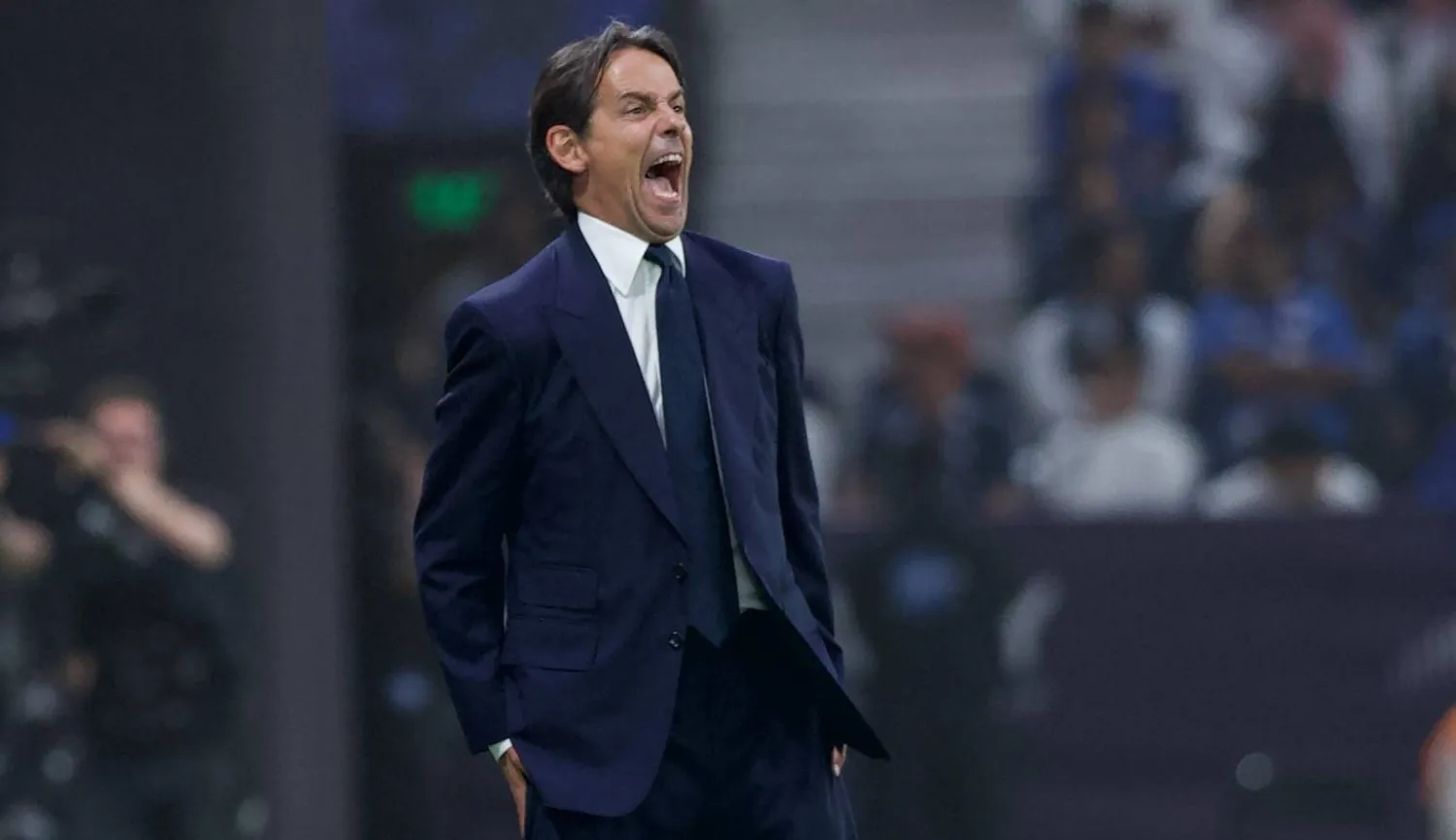 إنزاغي يوجّه لاعبيه خلال المباراة (تصوير: نايف العتيبي)