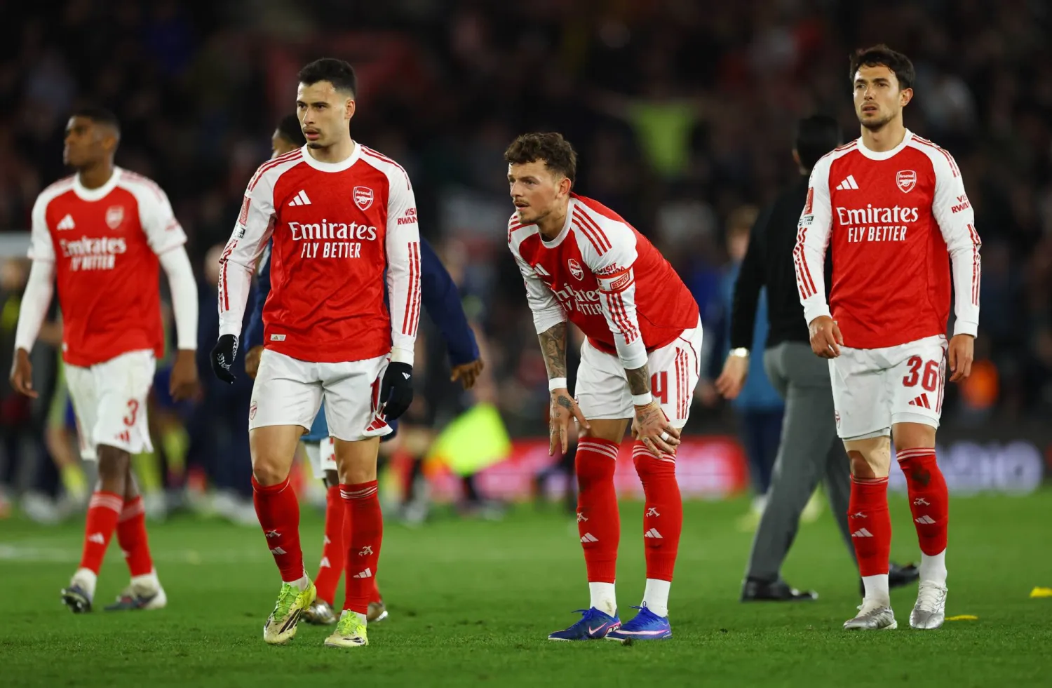 لاعبو آرسنال في صدمة بعد الخروج على يد ساوثهامبتون (رويترز)