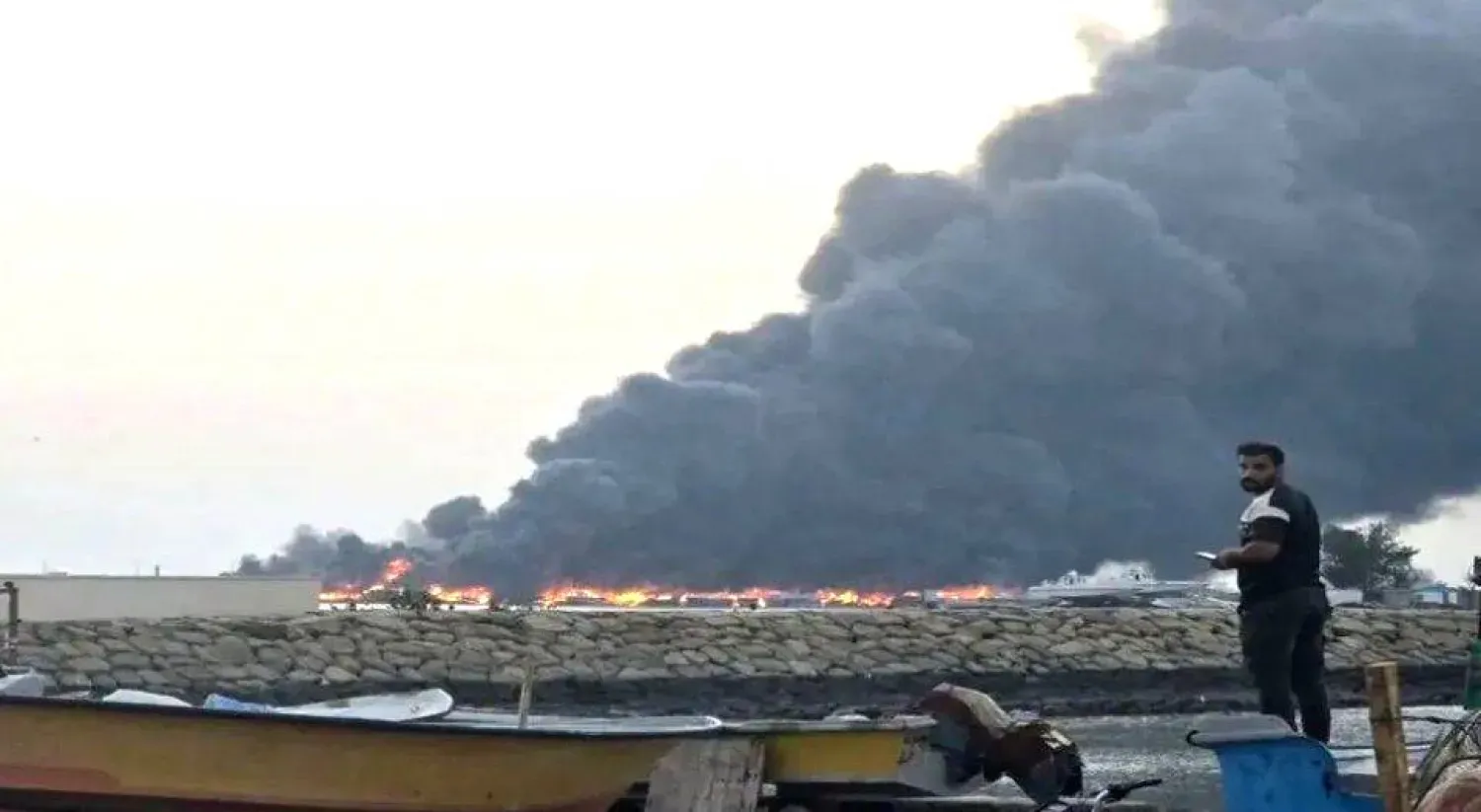 Mahshahr petrokimya kompleksine yapılan saldırının ardından yaşananlar (sosyal medya)... ve karede, Batı Şeria'daki bir İsrail yerleşiminde bulunan bir çiftliğe düşen İran füzesinin kalıntıları (EPA)