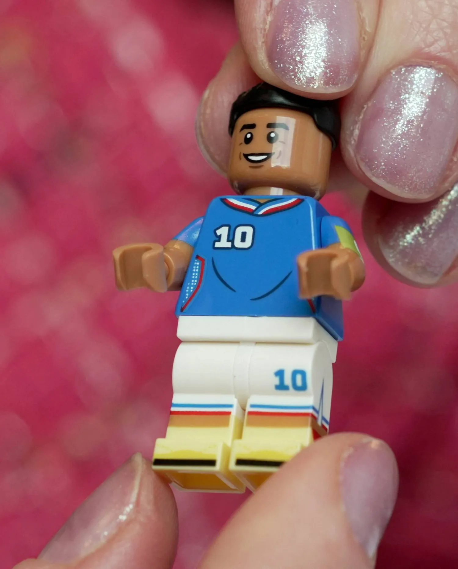 مجسم ليغو للنجم الفرنسي مبابي (رويترز)