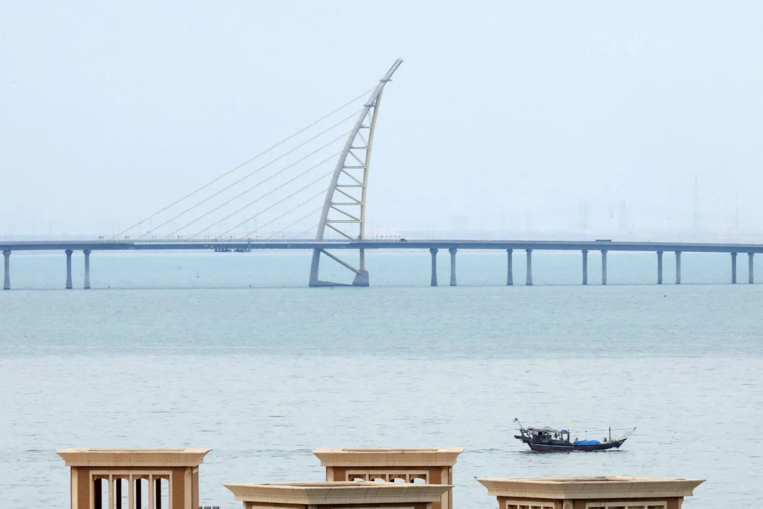 قارب صيد يبحر في مياه الخليج العربي بمدينة الكويت (أ.ف.ب)