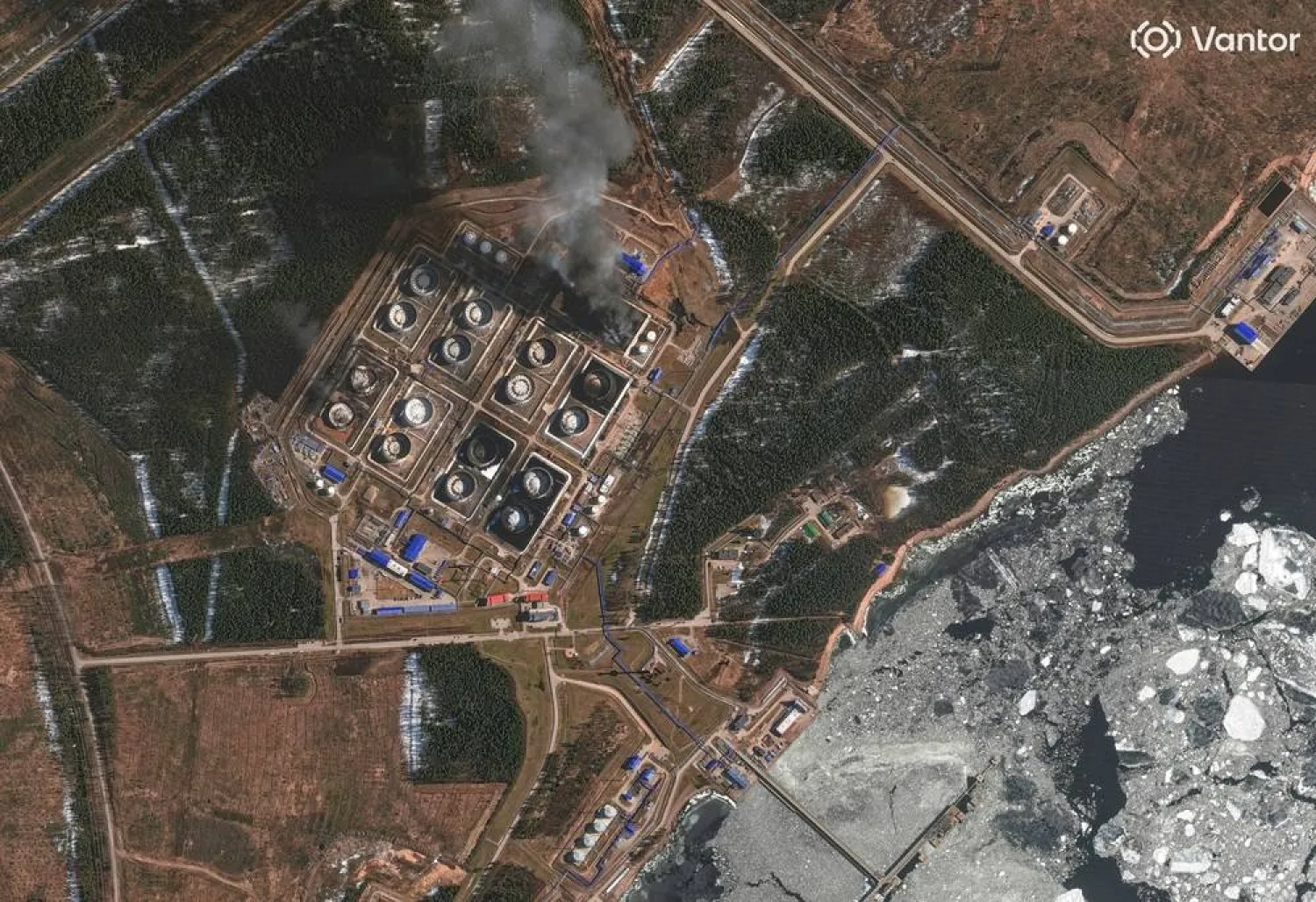  A satellite near-infrared image shows smoke rising from damaged oil storage tanks after a Ukrainian attack, in Primorsk, Russia March 29, 2026. (Vantor/Handout via Reuters)