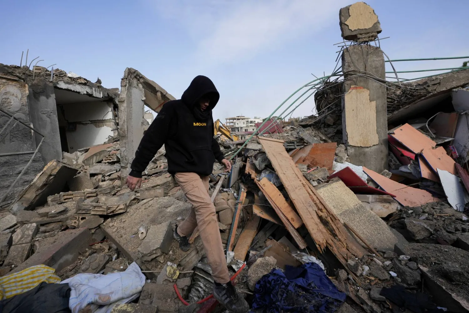 رجل يسير في موقع الضربة الإسرائيلية في كفر حتا جنوب لبنان صباح اليوم (رويترز)