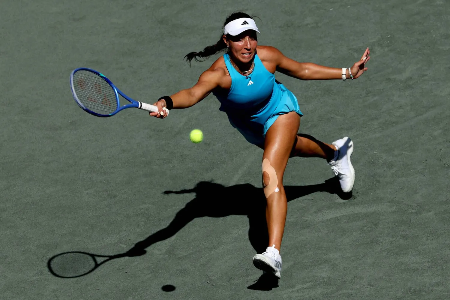 Jessica Pegula of the United States stretches for s ball while playing Iva Jovic of the United States during the Semifinals of the Credit One Charleston Open at Credit One Stadium on April 4, 2026 in Charleston, South Carolina. (Getty Images/AFP)