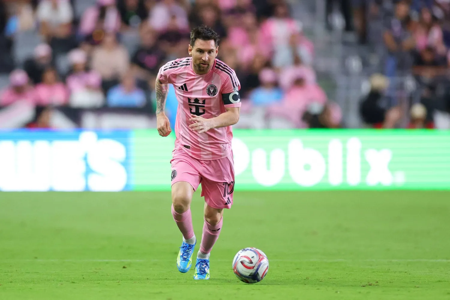 ميسي يبصم على أول أهدافه في ملعب إنتر ميامي الجديد (أ.ف.ب)