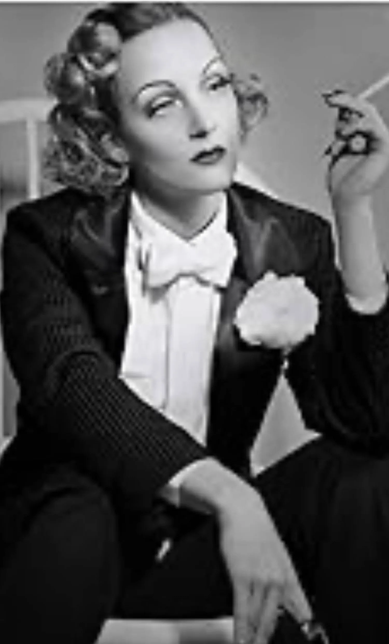 مارلين ديتريش والسموكينغ الشهير (غوغل)