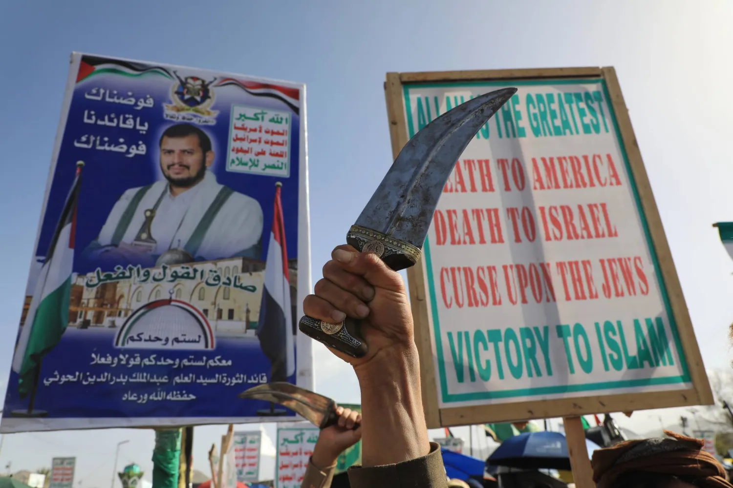 حوثيون يرفعون صورة زعيمهم خلال مظاهرة في صنعاء لتأييد إيران في حربها مع أميركا وإسرائيل (أ.ب)