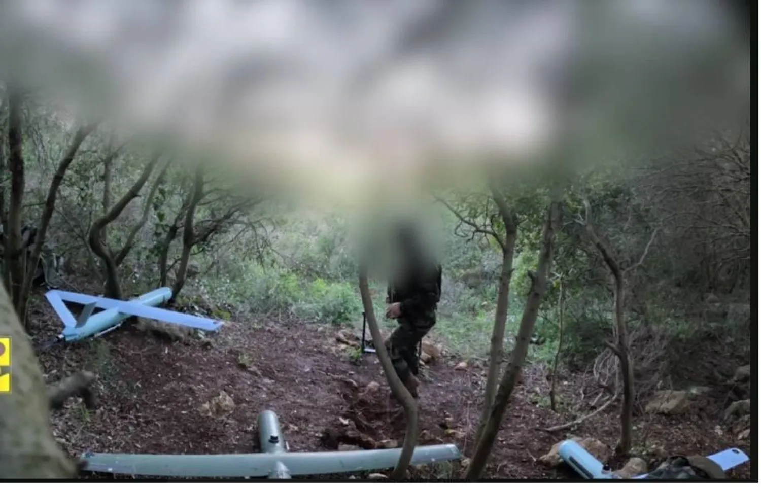 لقطة من فيديو لعنصر من «حزب الله» يجهز مسيرات لإطلاقها باتجاه الأراضي الإسرائيلية