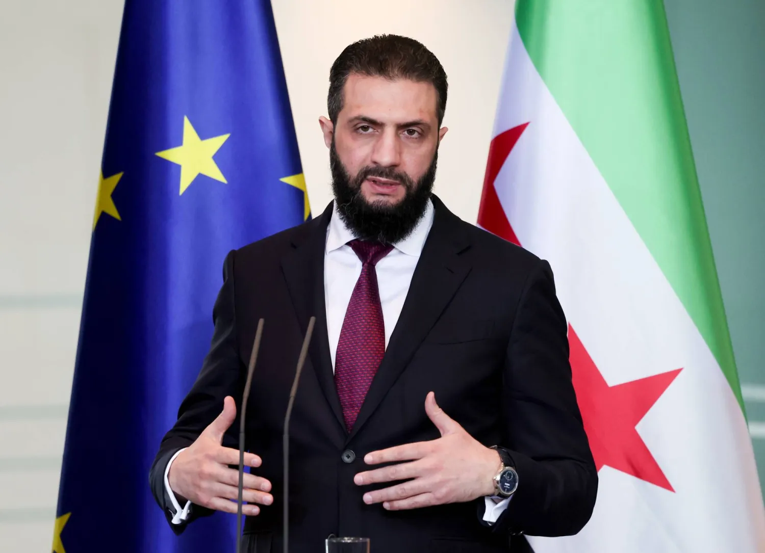 الرئيس السوري أحمد الشرع يتحدث خلال مؤتمر صحافي مشترك مع المستشار الألماني خلال اجتماعهما في المستشارية الاتحادية ببرلين الاثنين (إ.ب.أ)