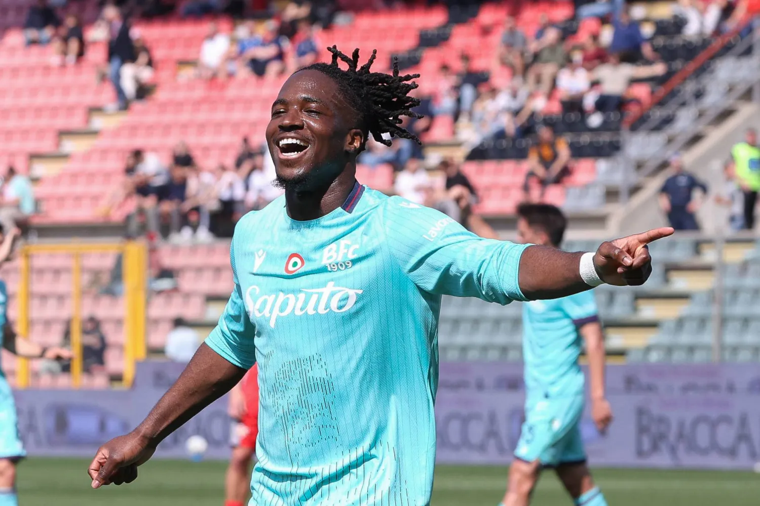 جوناثان رووي يحتفل بثاني أهداف بولونيا في كريمونيزي (أ.ب)