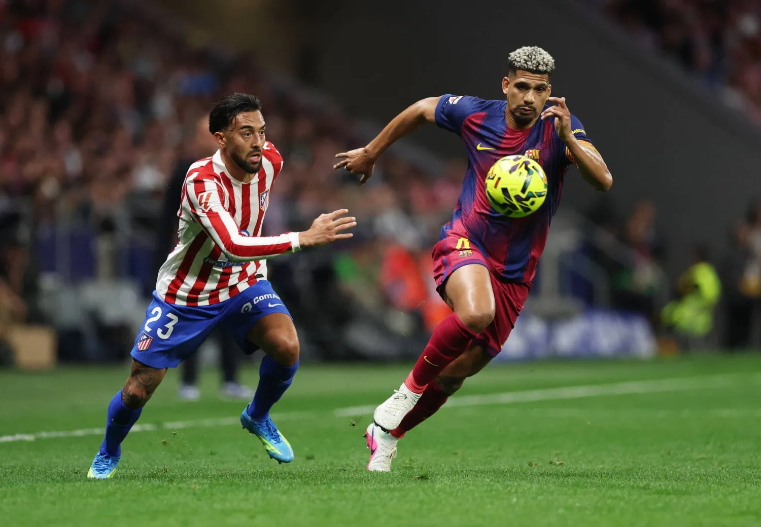  رونالد أراوخو قائد برشلونة «يمين» أصيب بمواجهة أتلتيكو مدريد رويترز)