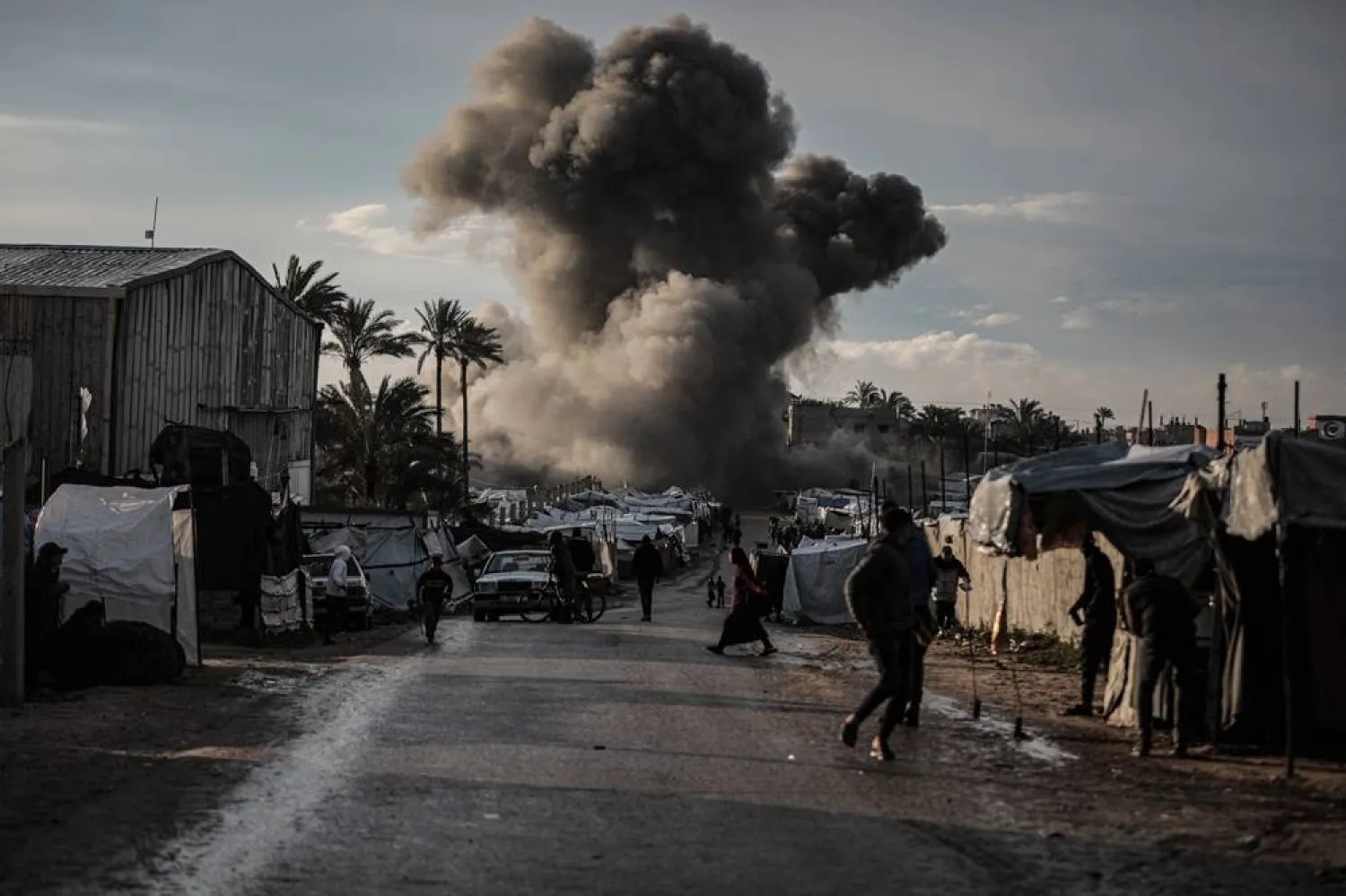 25 March 2026, Palestinian Territories, Deir al-Balah: Smoke and flames rise after an Israeli military strike on a target in Deir al-Balah in the central Gaza Strip. (dpa)