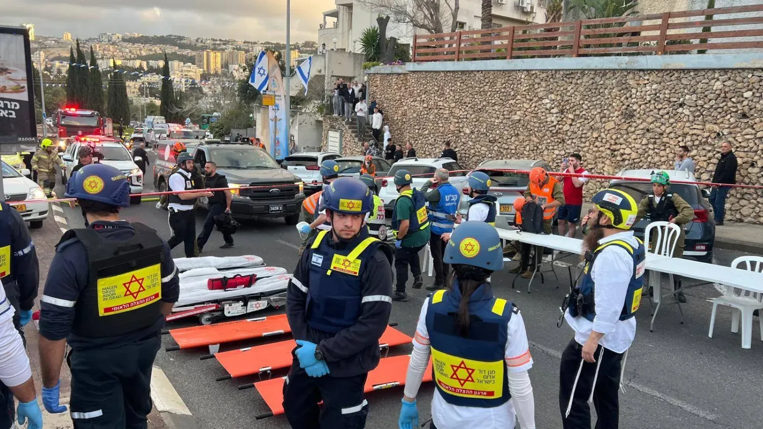 İran füzesiyle vurulan Hayfa'daki binanın bir bölümünün çökmesi sonrası kurtarma ve ambulans ekipleri (İsrail Ambulans Servisi)