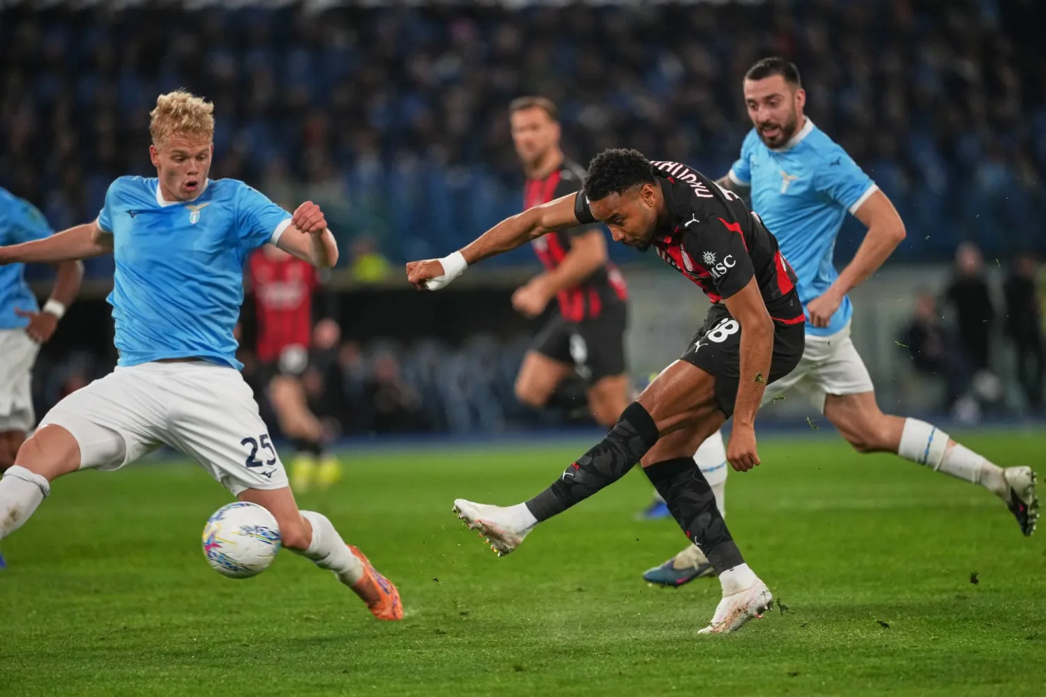 الفرنسي كريستوفر نكونكو يستعد لدعم صفوف ميلان (أ.ب)