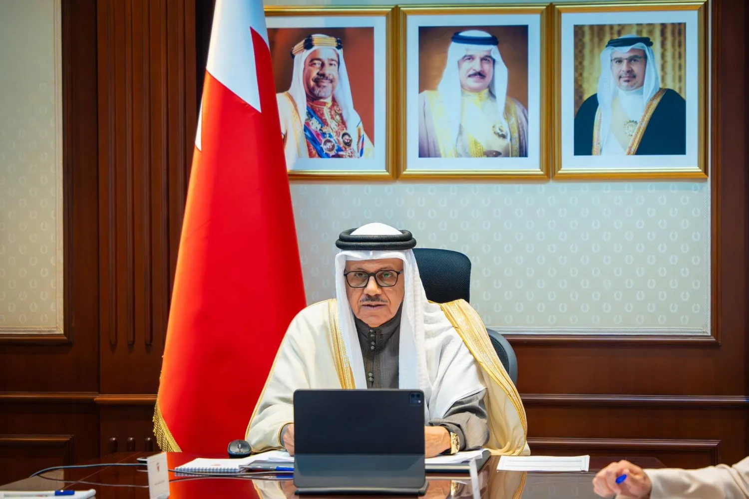 الدكتور عبد اللطيف الزياني خلال اجتماع سابق لمناقشة الاعتداءات الإيرانية (الخارجية البحرينية)