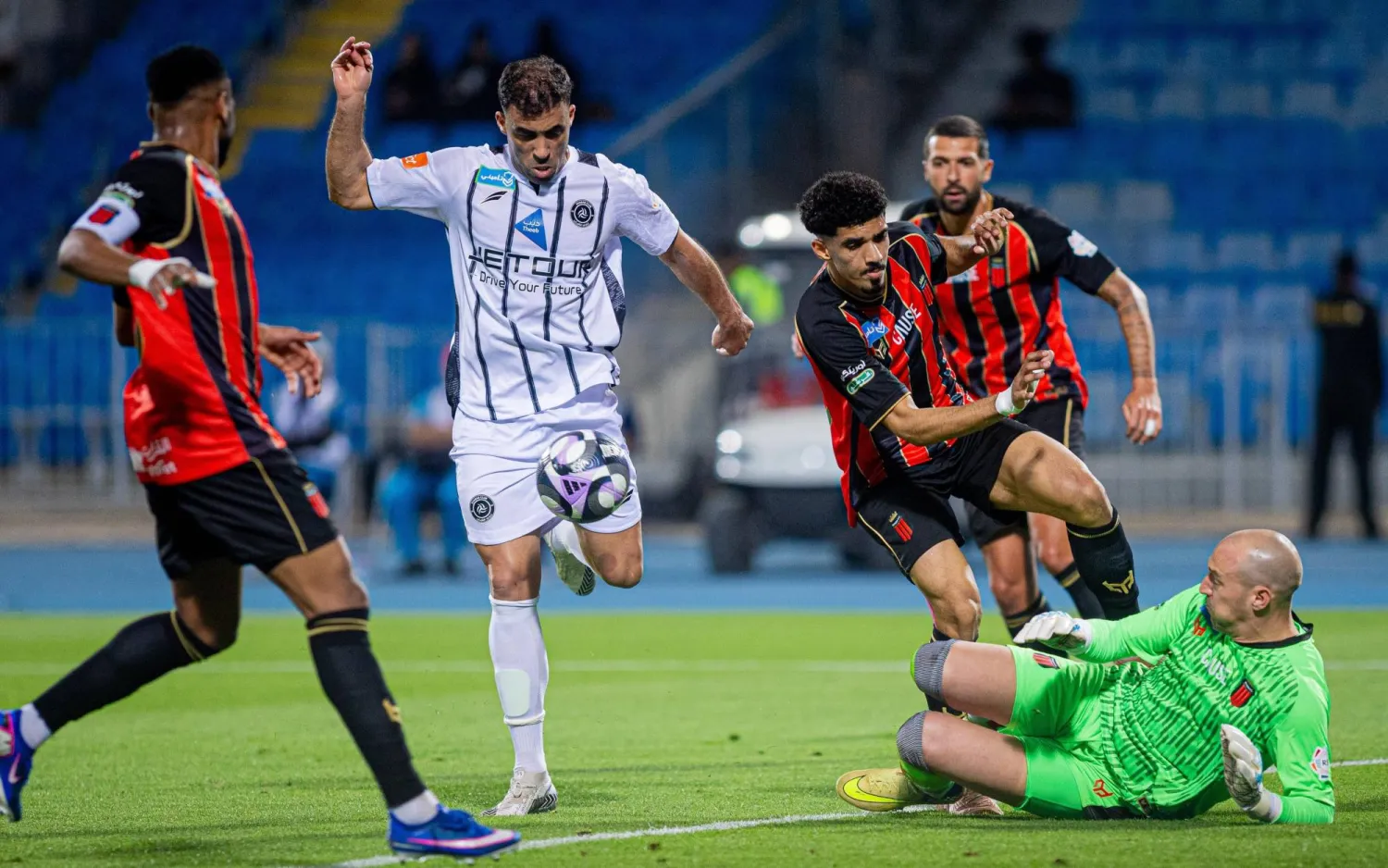من مواجهة الشباب ونظيره الرياض التي انتهت بالتعادل الإيجابي 1 - 1 (نادي الشباب) 