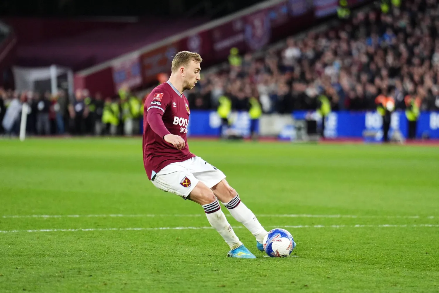 غارود بوين لحظة إهداره ركلة ترجيح وستهام أمام ليدز (د.ب.أ)