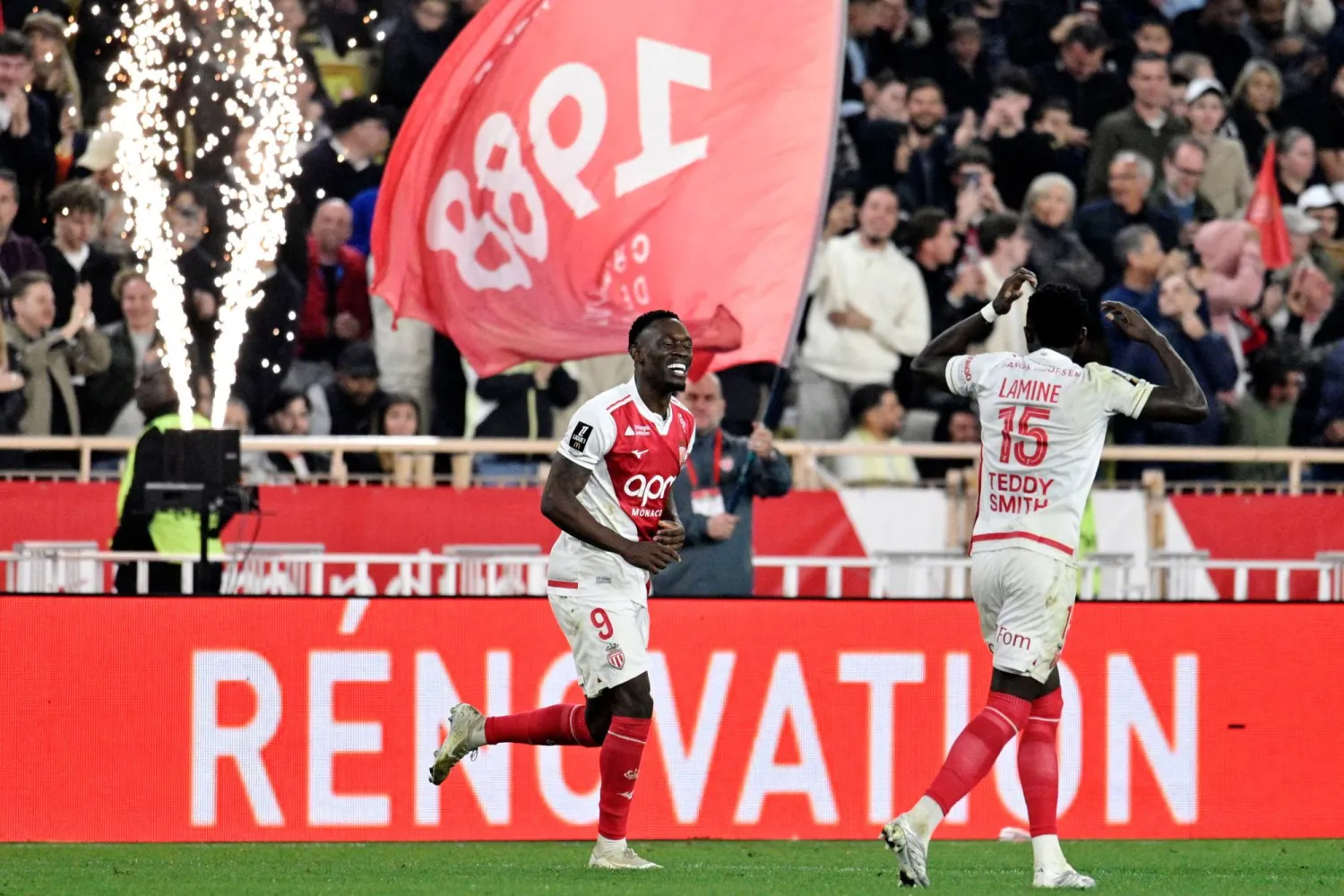 فولارين بالوغون (يسار) يحتفل بتسجيله لموناكو في مرمى مرسيليا (أ.ف.ب)