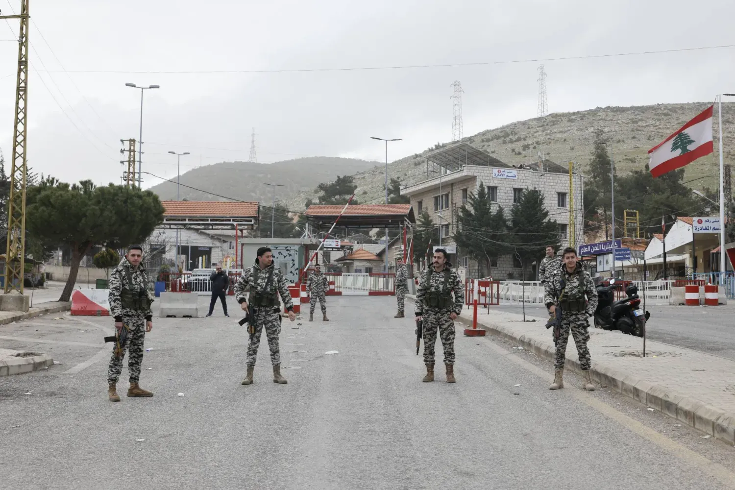 İsrail'in bombalamakla tehdit ettiği Suriye sınırındaki Masnaa Sınır Kapısı çevresinde Lübnan Genel Güvenlik Teşkilatı mensupları (EPA)