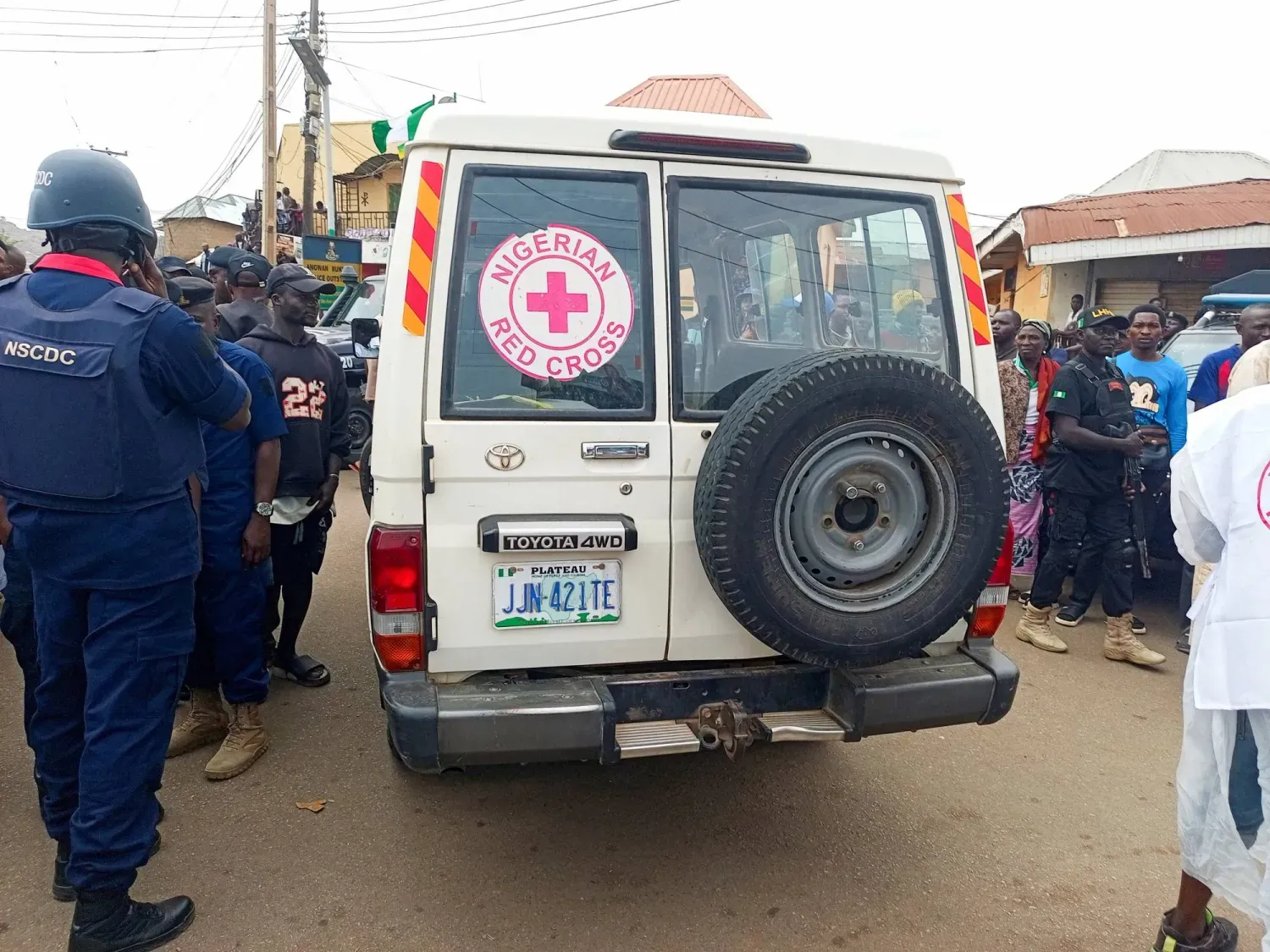 Mart ayı sonunda Plateau eyaletinde çok sayıda kişinin ölümüne yol açan silahlı saldırının yaşandığı yerde bulunan Nijerya Kızılhaç'ına ait bir araç (Arşiv-Reuters)