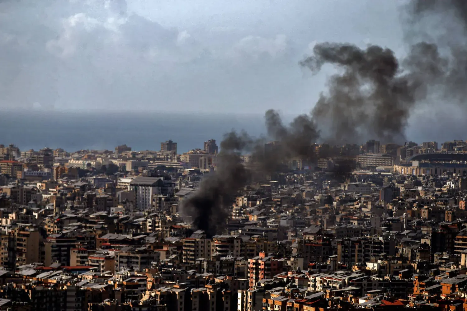 Beyrut'un güney banliyölerinde, Hizbullah'a ait olduğu iddia edilen bir bölgeden duman yükseliyor (DPA)