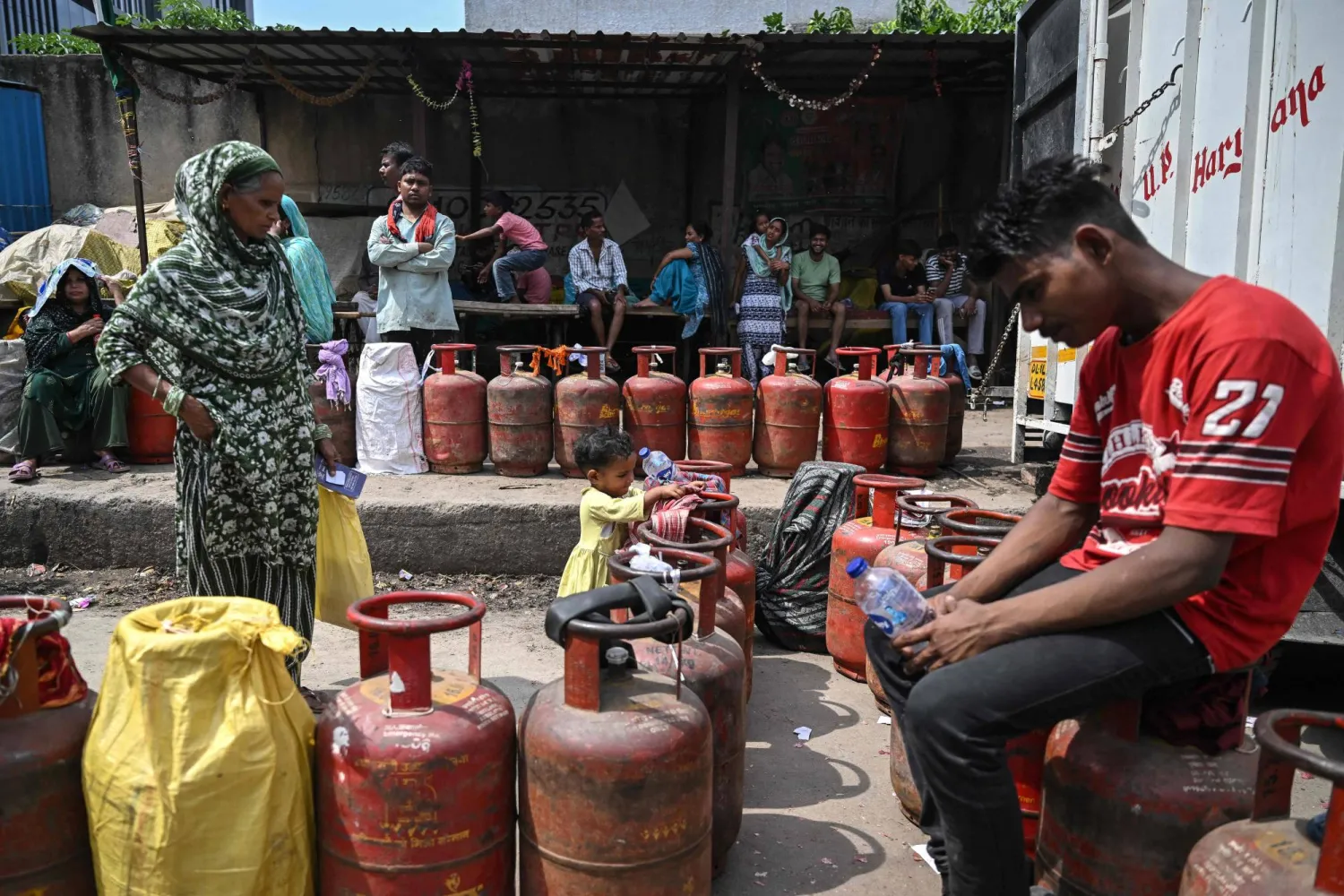 اصطفّ الناس لشراء أسطوانات غاز البترول المسال أمام مكتب وكالة غاز في نويدا بالهند (أ.ف.ب)