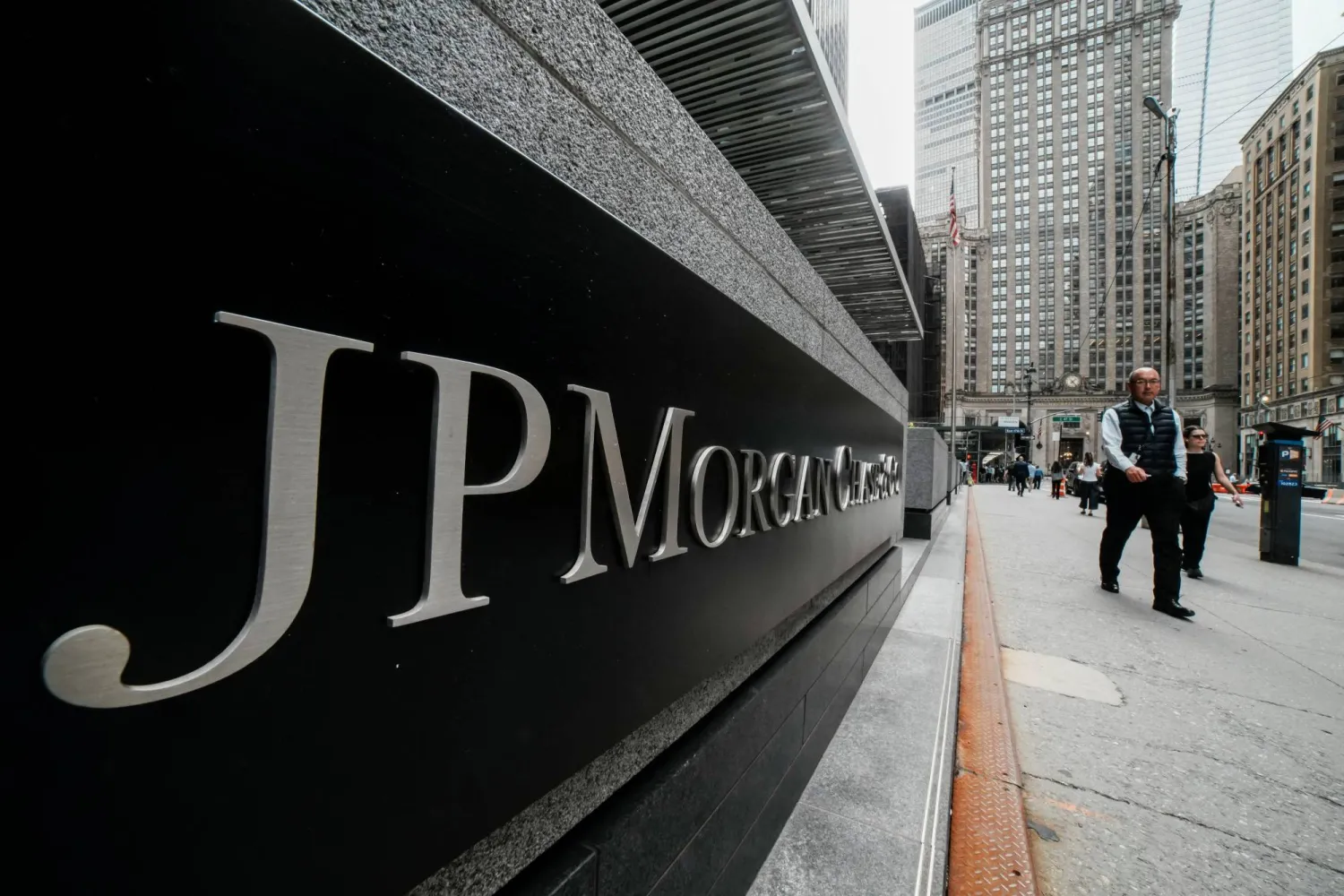 أشخاص يمرُّون بالقرب من مقر «جي بي مورغان تشيس» في مدينة نيويورك (رويترز)