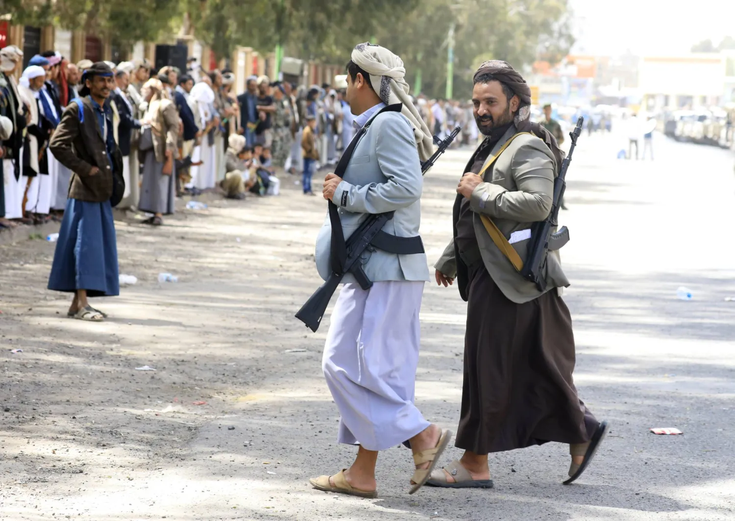 مسلحان حوثيان خلال تجمع في صنعاء للتضامن مع إيران (إ.ب.أ)