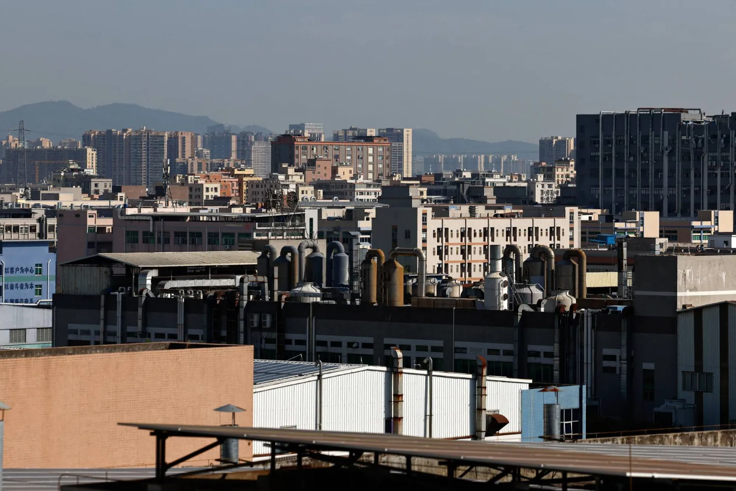 مقرات لشركات ومصانع في مدينة دونغوان الصينية (رويترز)