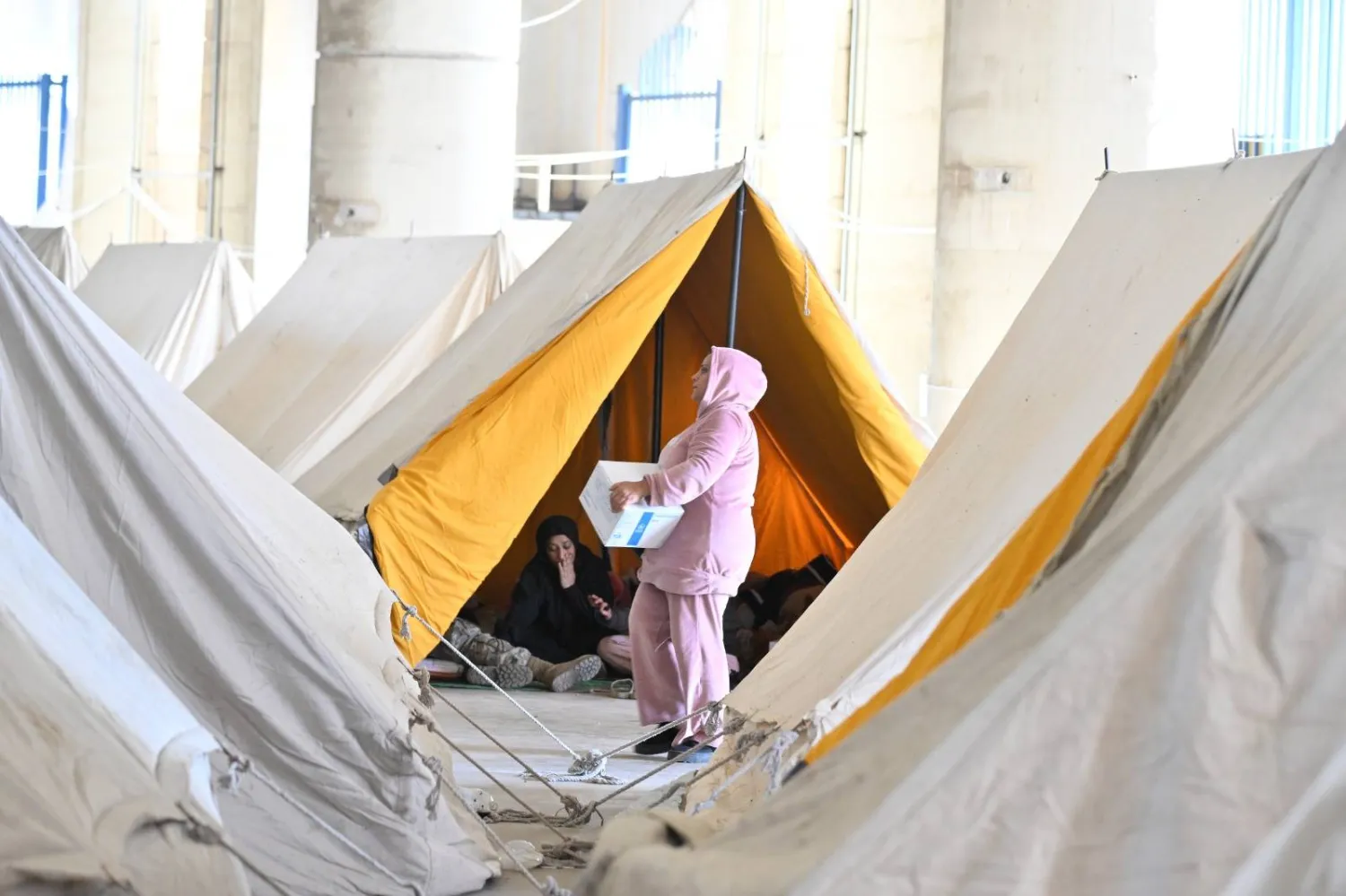 نازحة من ضاحية بيروت الجنوبية إلى المدينة الرياضية في بيروت (الشرق الأوسط)