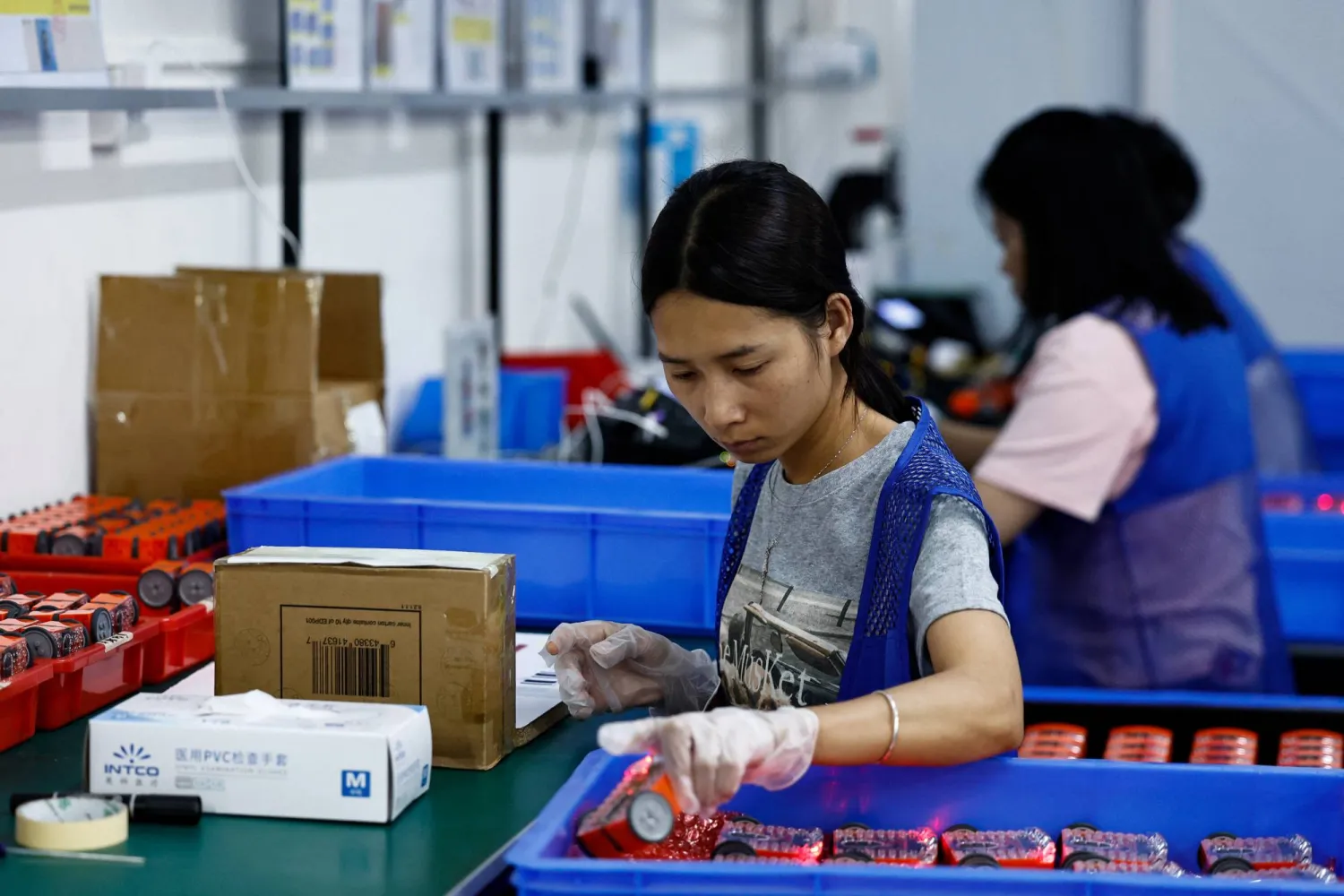 عمال في خط إنتاج تابع لشركة «أجيليان» للتكنولوجيا في مدينة دونغقوان الصينية (رويترز)