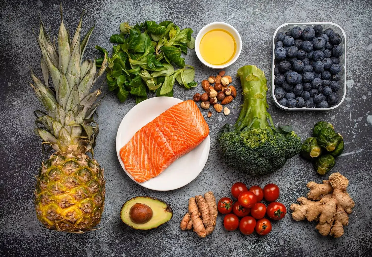 النظام الغذائي الغني بالأطعمة النباتية والأسماك الدهنية يكافح الالتهاب (كليفلاند كلينك)