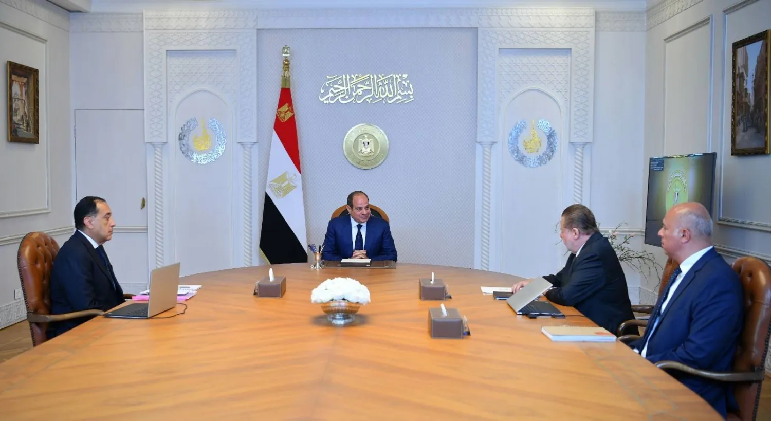 الرئيس المصري عبد الفتاح السيسي يبحث السياسة النقدية مع رئيس الوزراء ومحافظ البنك المركزي (الرئاسة) 