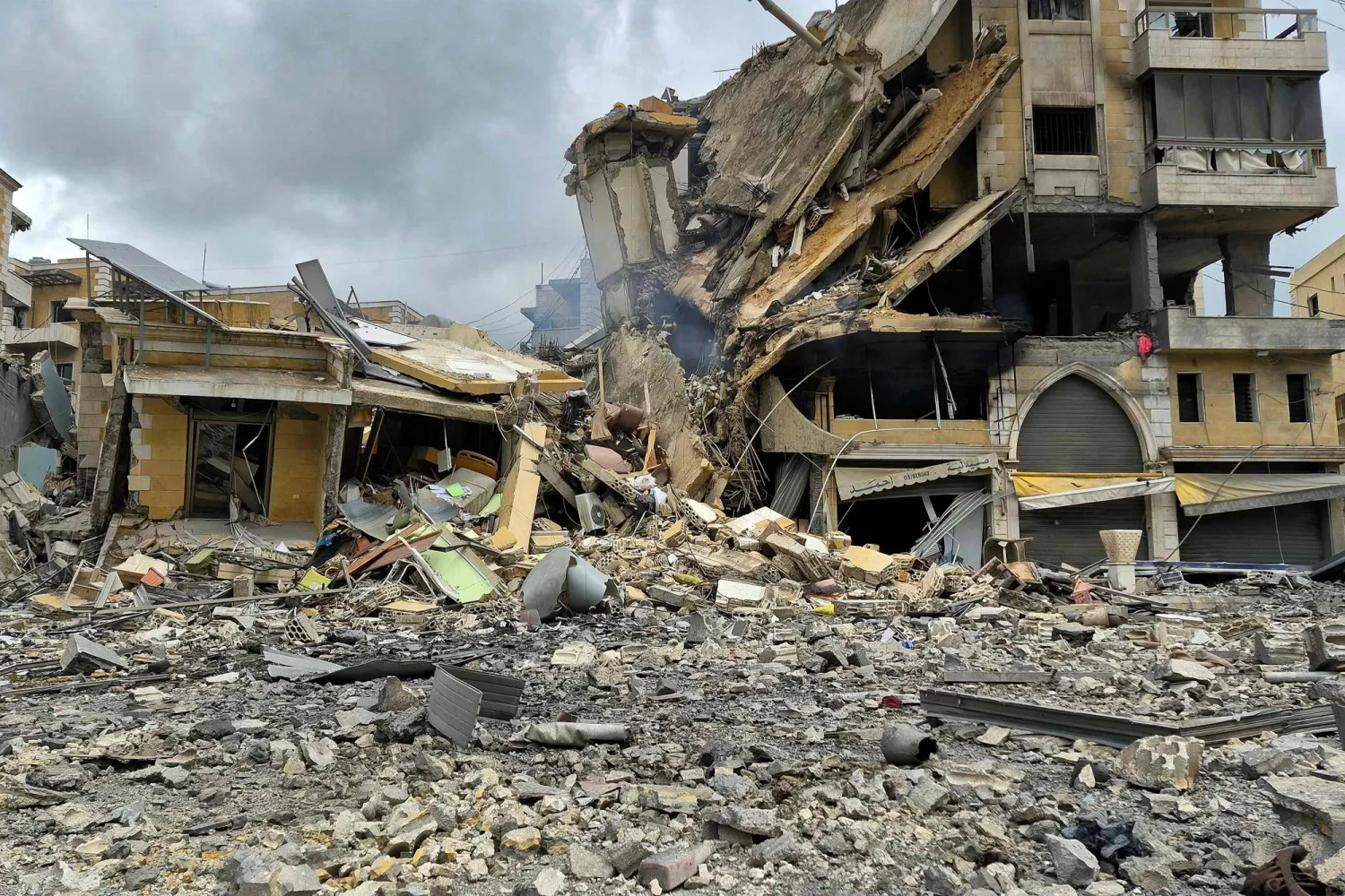 مبنى منهار عقب قصف إسرائيلي ليلي في النبطية جنوب لبنان (أ.ف.ب)