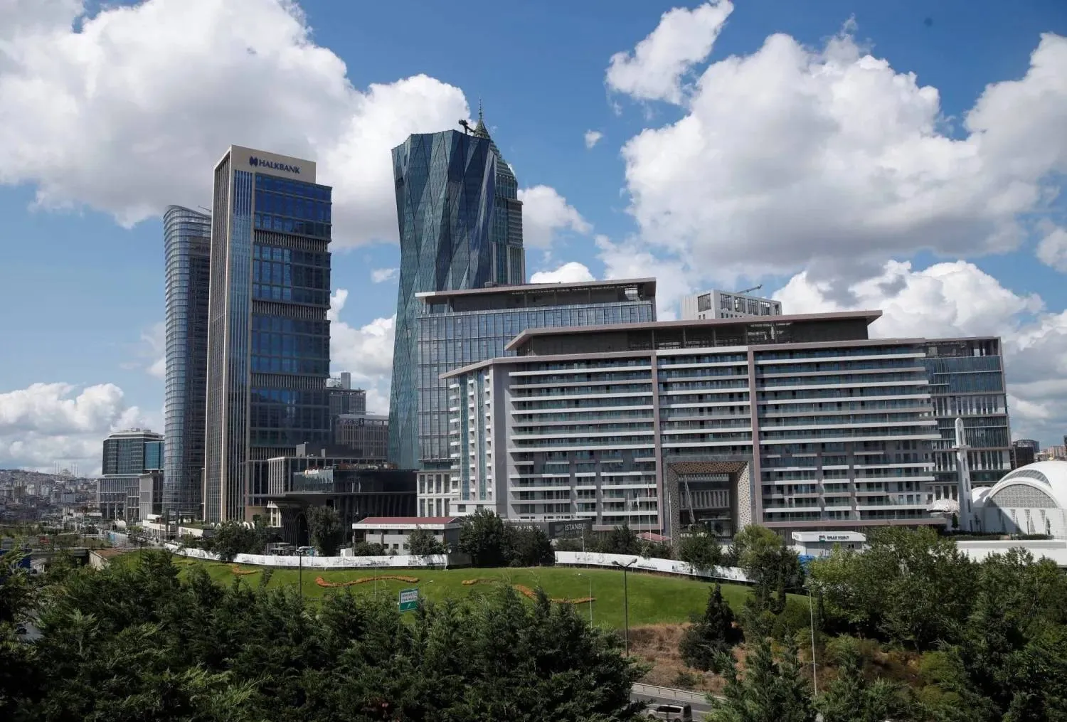 منظر عام لمركز إسطنبول المالي في تركيا (رويترز)
